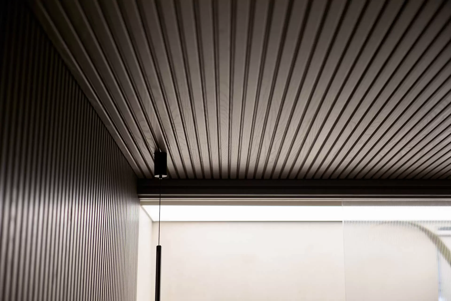 simfoniya-sveta-dlya-spalni-v-tsokolnom-etazhe-5