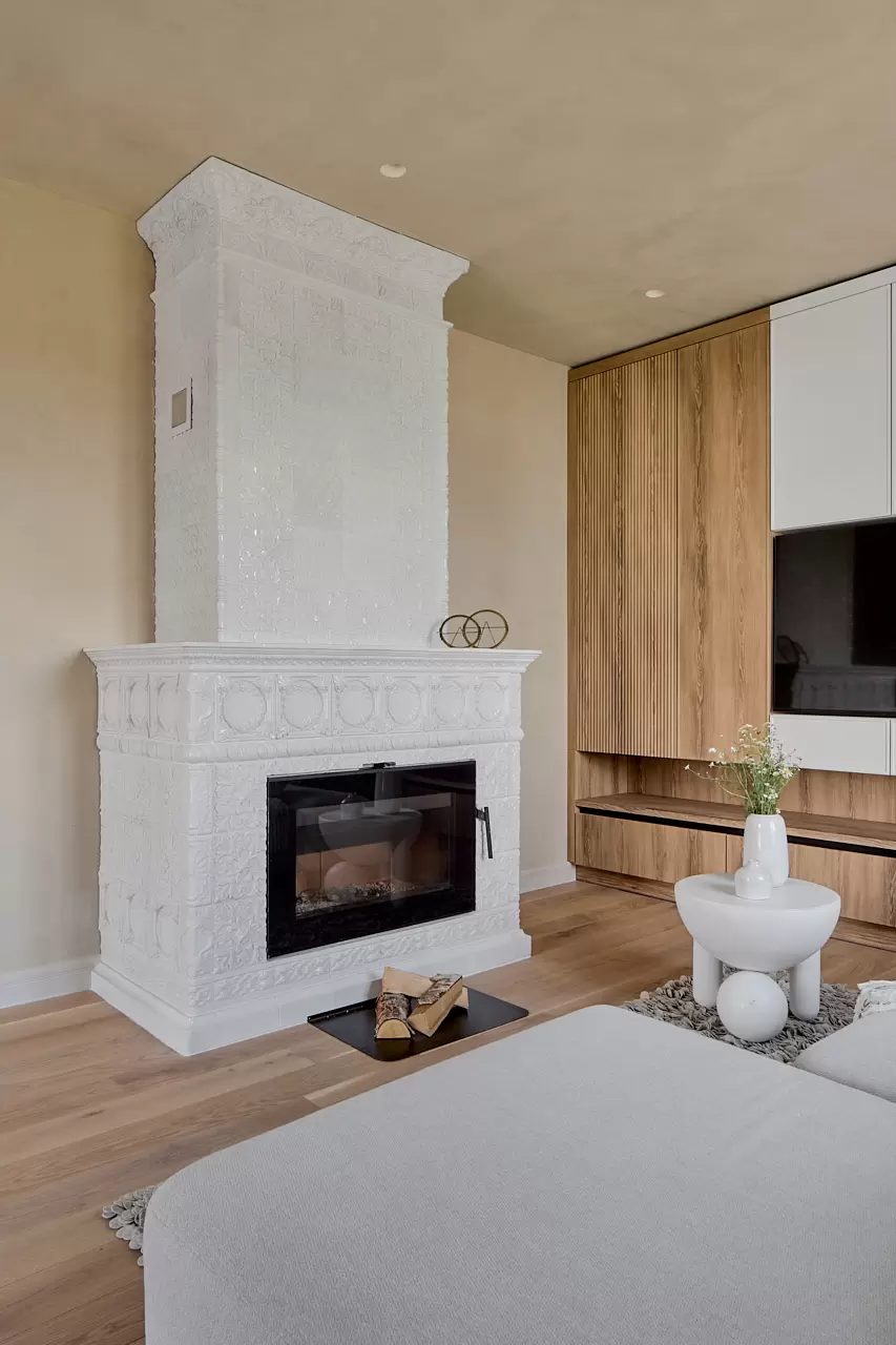 kukhnya-gostinaya-v-neorusskom-stile-15