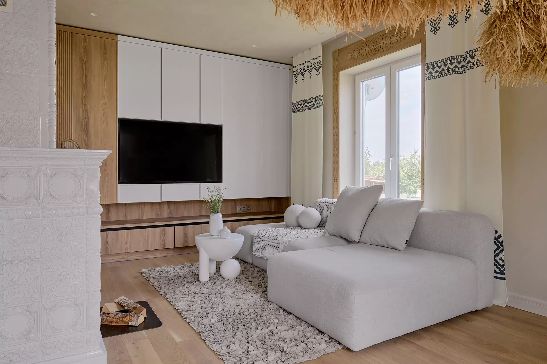 kukhnya-gostinaya-v-neorusskom-stile-12