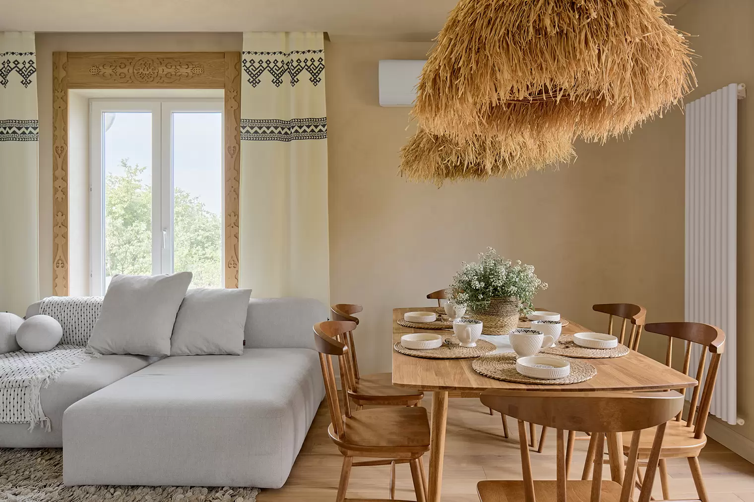 kukhnya-gostinaya-v-neorusskom-stile-10