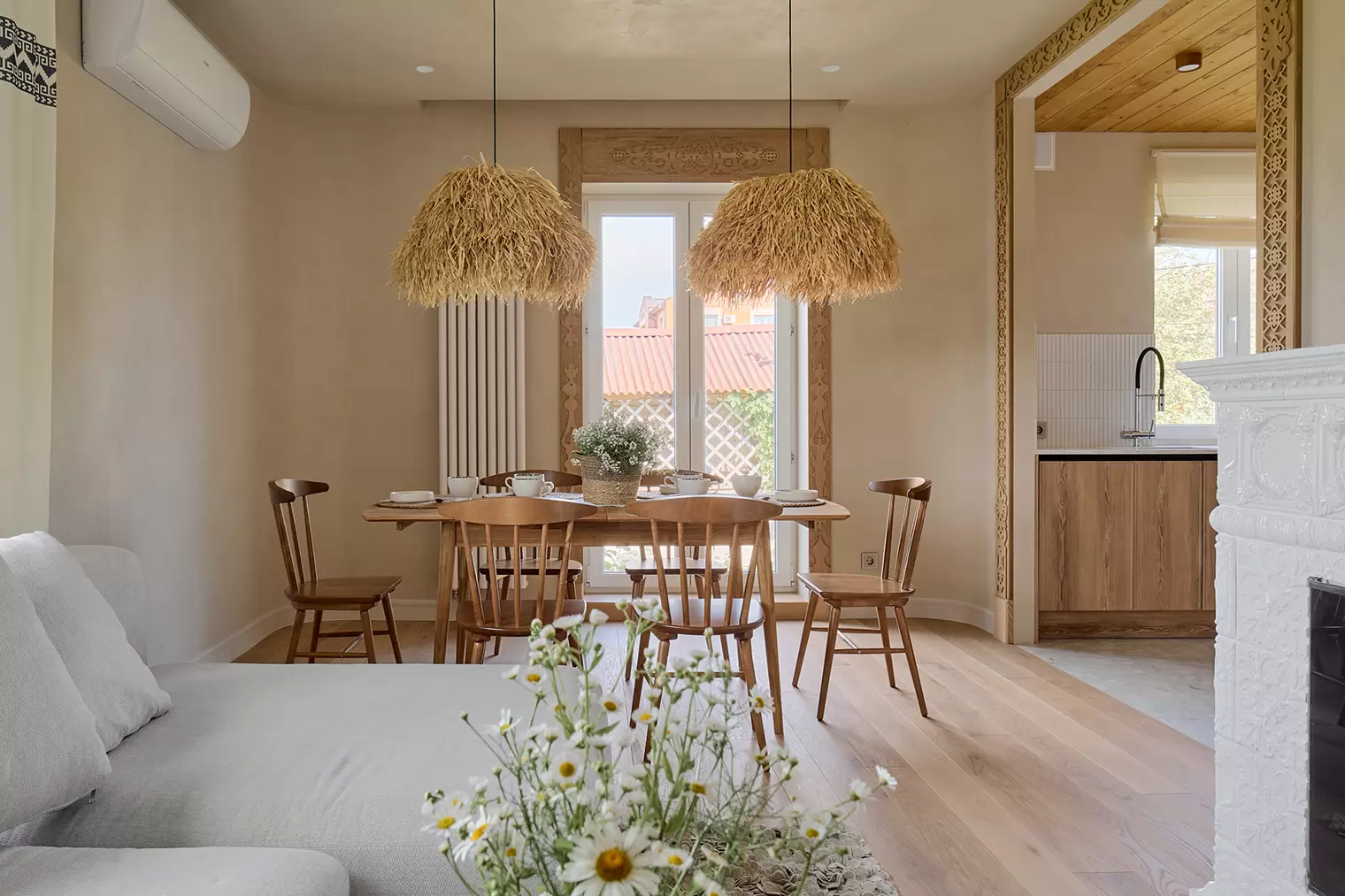 kukhnya-gostinaya-v-neorusskom-stile-8