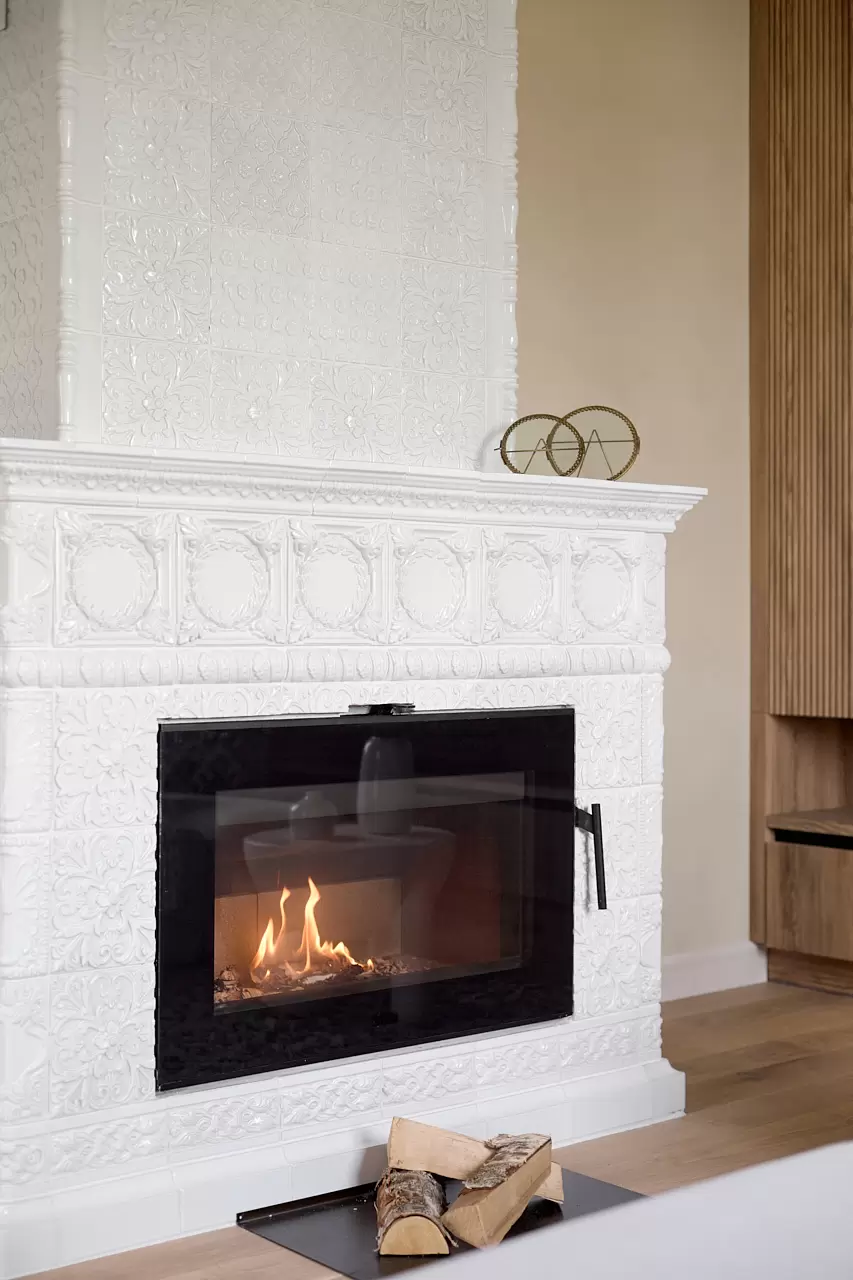 kukhnya-gostinaya-v-neorusskom-stile-16