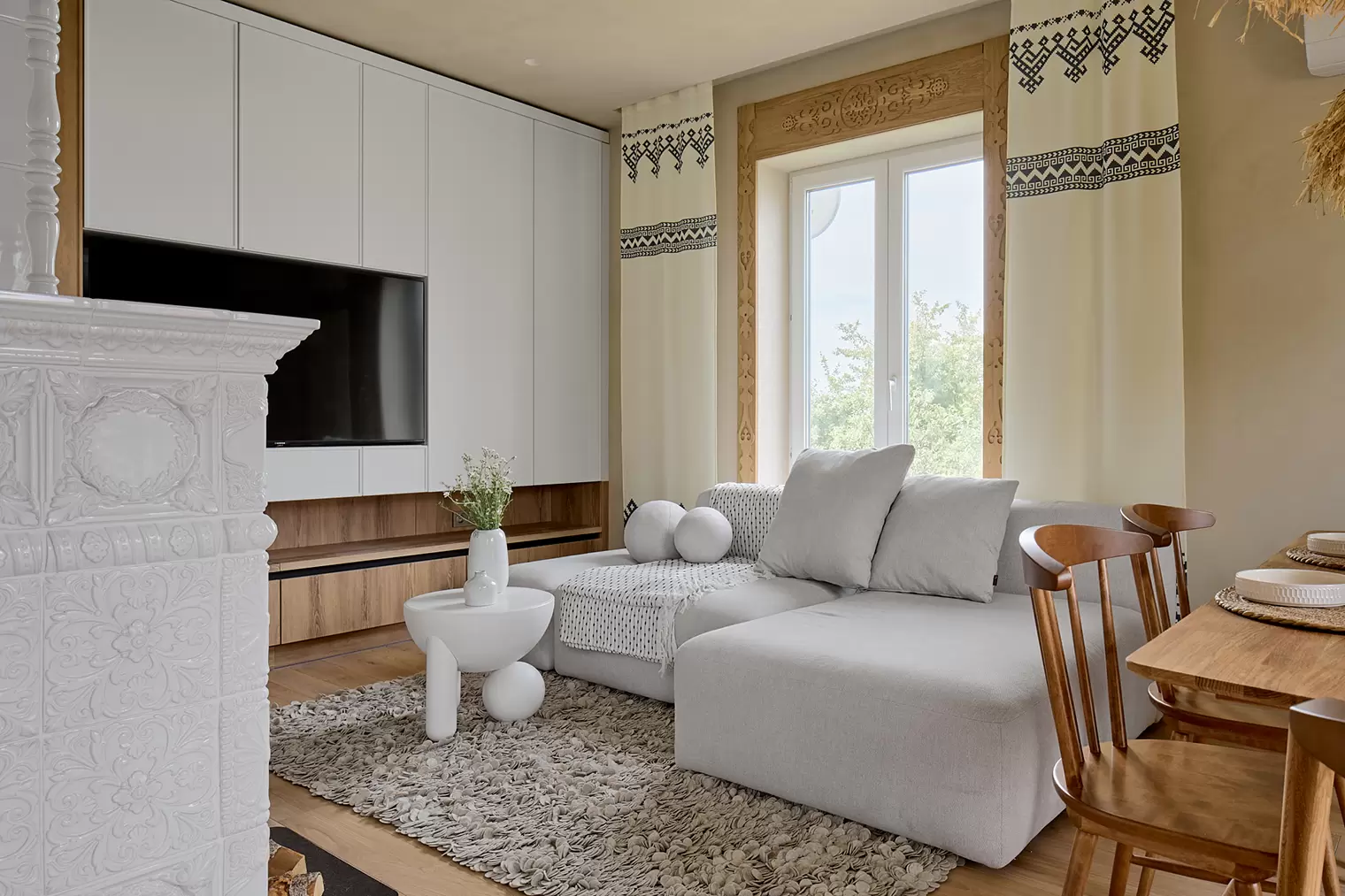 kukhnya-gostinaya-v-neorusskom-stile-11