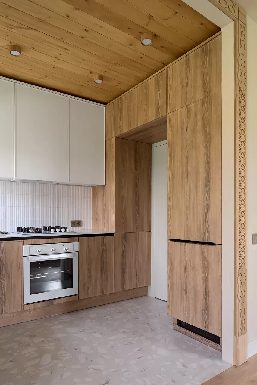 kukhnya-gostinaya-v-neorusskom-stile-2