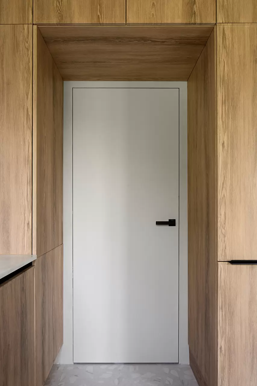 kukhnya-gostinaya-v-neorusskom-stile-1