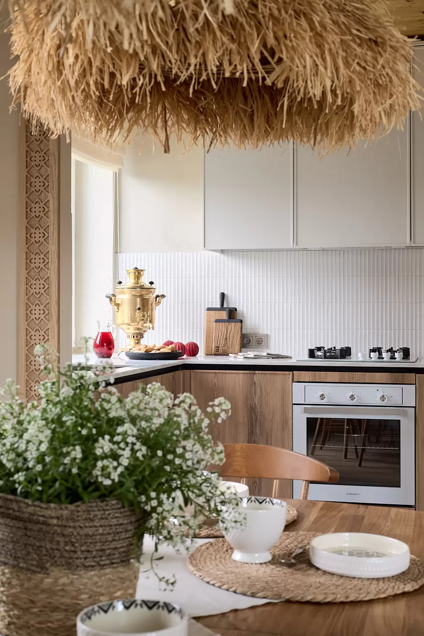 kukhnya-gostinaya-v-neorusskom-stile-7