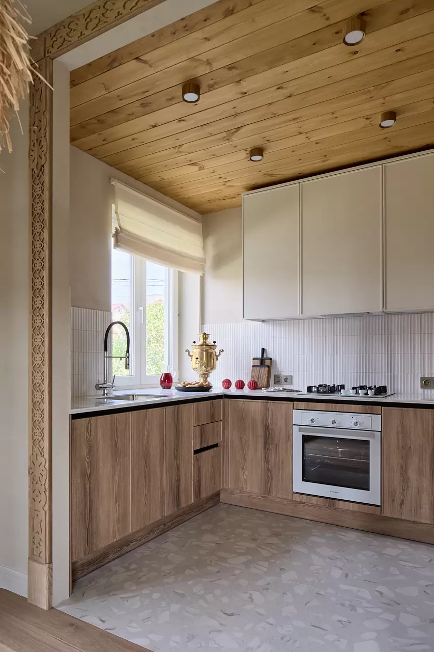 kukhnya-gostinaya-v-neorusskom-stile-17