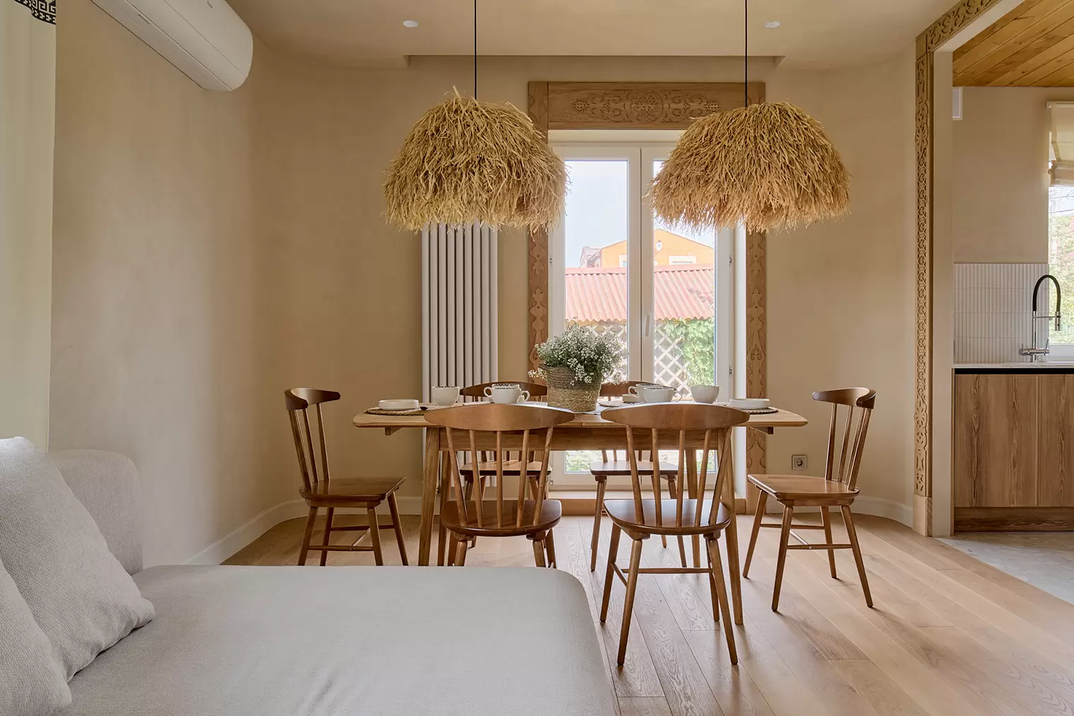 kukhnya-gostinaya-v-neorusskom-stile-13